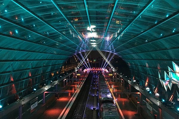 [Translate to Englisch:] Elbbrücken station: view from the connecting level of the suburban train station to the Elbbrücken station, illumination for the grand opening